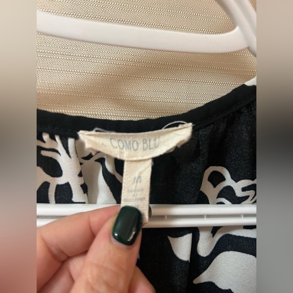 ⚫️ BOGO Comp Blu bold black and white floral print women’s top size medium - Picture 2 of 5